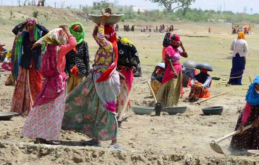 https://salarnews.in/public/uploads/images/newsimages/maannewsimage05032024_183910_farmers women.jpg